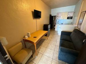 サンファンにあるEconomical 1BR, 1BA near Ocean Park Beach, 6 Plus guestsのテーブルとソファのある小さなリビングルーム
