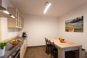 een keuken met een tafel en stoelen in een kamer bij Ferienwohnung 18 in Lechbruck