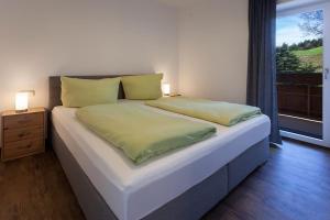 Postel nebo postele na pokoji v ubytování Alpenlodge Lechbruck Allgäu - Ferienwohnung 18 + 8 fotografií