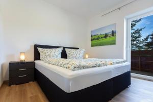 1 dormitorio con cama y ventana en Ferienwohnung 1 - b64402 en Lechbruck