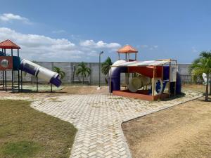 un parco giochi con scivolo di Casa del Mar Malin a Ballenita