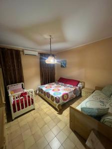 ein Schlafzimmer mit 2 Betten und einem Kinderbett in der Unterkunft Appartamento Da Marina in Scalea