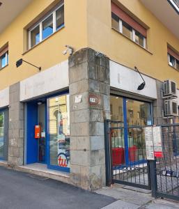 una tienda frente a un edificio con puertas azules en Old Center Station, en Bolonia