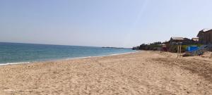 a sandy beach with houses and the ocean at Vila Natasa&Sofia in 2 Mai