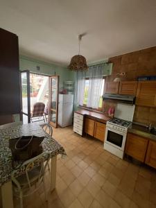uma cozinha com uma mesa e um fogão forno superior em Appartamento Da Marina em Scalea