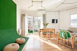 sala de estar con pared de acento verde en Eulalias Lodges Barcelona en Barcelona