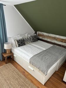 - un lit blanc avec des oreillers dans l'établissement Casa Rustik Nyaraló, à Praid