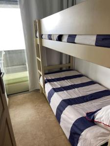 Postel nebo postele na pokoji v ubytování MONACO DOORS 3 Vue Mer, Piscine, Parking + 5 fotografií
