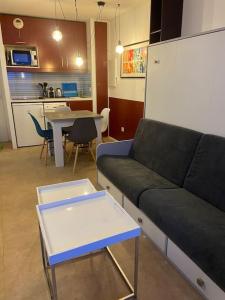 Kuchyň nebo kuchyňský kout v ubytování MONACO DOORS 3 Vue Mer, Piscine, Parking