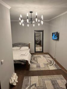 1 dormitorio con cama y espejo en Гостиница 888, en Koshtegirmen