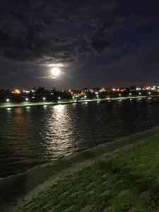 una vista del río por la noche con la luna en Alquiler por Día Alca!!!! en Viedma