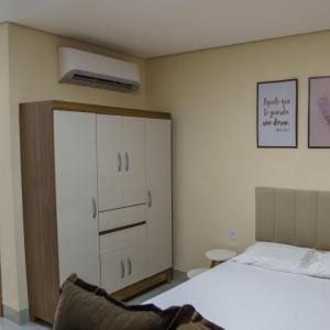 um quarto com uma cama e uma cómoda em De Paula Apart Hotel em Espigão dʼOeste