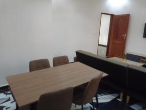 una sala de conferencias con mesa de madera y sillas en Appartement Meublé aux Almadies en Ngor