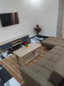 a living room with a couch and a table at Appartement Meublé aux Almadies in Ngor