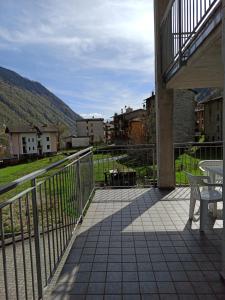 - Balcón con mesa y valla con vistas en Appartamento La Cá do Boff, en Cataeggio