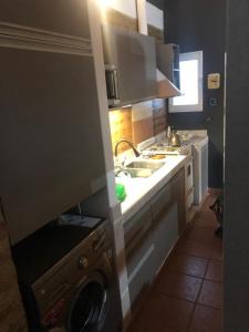 cocina con fregadero y lavadora en Alquiler por Día Alca!!!! en Viedma