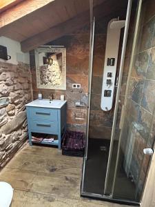 La salle de bains est pourvue d'un lavabo et d'une douche. dans l'établissement Casa Rural Garzibaita, à Sumbilla