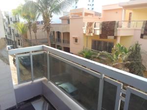 - Balcón con vistas a un edificio en Appartement Meublé aux Almadies en Ngor