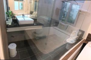 Koupelna v ubytování Kalia Hotel