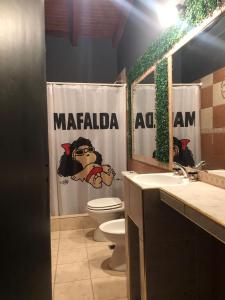 baño con cortina de ducha de mono y aseo en Alquiler por Día Alca!!!! en Viedma