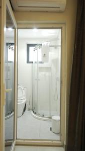 La salle de bains est pourvue d'une douche et de toilettes. dans l'établissement KIGALI DELIGHT HOTEL &APARTMENTS, à Kigali
