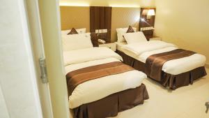 una camera con due letti in una camera d'albergo di KIGALI DELIGHT HOTEL &APARTMENTS a Kigali