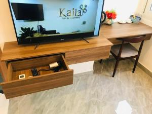 TV a/nebo společenská místnost v ubytování Kalia Hotel