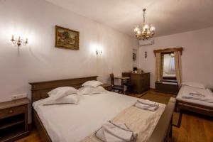 a bedroom with a bed with towels on it at Carolina House in Sighişoara