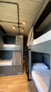 um quarto com 2 beliches e um tecto em MONS hostel em Buenos Aires