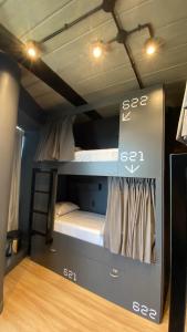Uma ou mais camas em beliche num quarto em MONS hostel