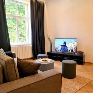 sala de estar con sofá y TV de pantalla plana en M17S Heritage Apartments en Zagreb