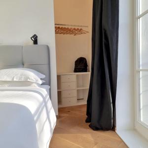 1 dormitorio con 1 cama junto a una ventana en M17S Heritage Apartments en Zagreb