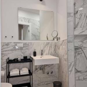 y baño con lavabo, espejo y ducha. en M17S Heritage Apartments en Zagreb