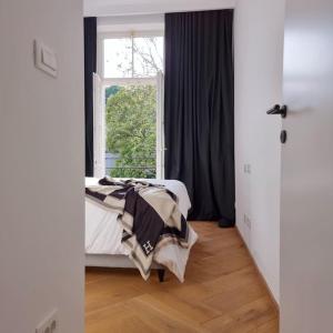 1 dormitorio con cama y ventana en M17S Heritage Apartments en Zagreb