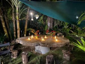einen Tisch mit Kerzen darauf im Garten in der Unterkunft Jungle Bungalow with Small Pool in Talamanca