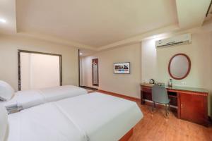 a hotel room with a bed and a desk at Huahang Hotel - Guangzhou Baiyun International Airport - Free airport shuttle bus in Guangzhou +31 photos