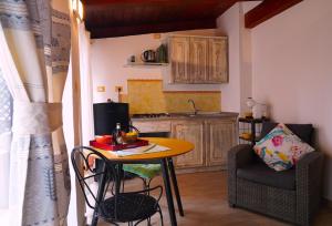 a small kitchen with a table and chairs in a room at Flowery Inn Villa in Alghero