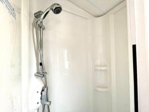 a shower in a white bathroom with a shower at Royal Ascot Holiday Home - 5 Star Country Park - Bar - Restaurant - Fishing Lakes - Ice Cream Parlour - FREE Parking in Scunthorpe