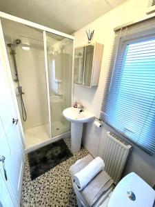 a bathroom with a sink and a shower and a toilet at Royal Ascot Holiday Home - 5 Star Country Park - Bar - Restaurant - Fishing Lakes - Ice Cream Parlour - FREE Parking in Scunthorpe