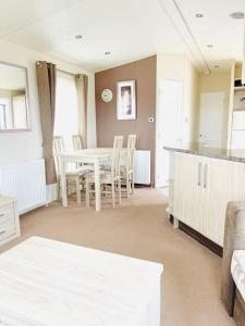 a kitchen and dining room with a table and chairs at Royal Ascot Holiday Home - 5 Star Country Park - Bar - Restaurant - Fishing Lakes - Ice Cream Parlour - FREE Parking in Scunthorpe