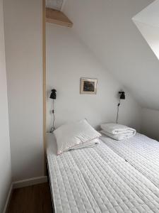 Postel nebo postele na pokoji v ubytování Nordgården - ferie på landet