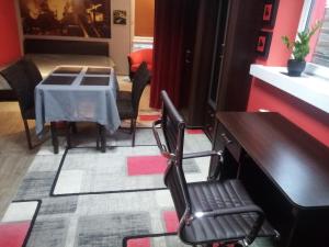 キェルツェにあるApartament Rossoのダイニングルーム(テーブル、椅子付)