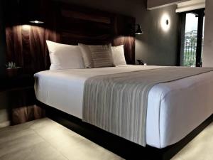 1 cama blanca grande en una habitación con ventana en 2 Amazing Suite King Rooms in Exclusive Boutique Hotel, en San José del Cabo