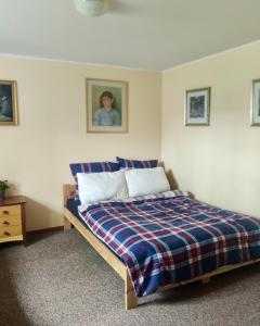 una camera con un letto con una coperta a quadri di VillaRusałka a Gdynia