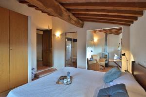 - une chambre avec un lit et un plateau dans l'établissement Vin Santo, à Castelnuovo Berardenga