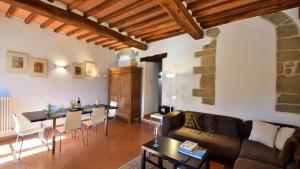 ein Wohnzimmer mit einem Sofa und einem Tisch in der Unterkunft Malvasia in Castelnuovo Berardenga