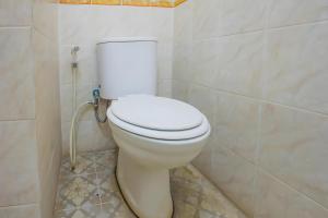 baño con aseo blanco en una habitación en OYO Life 93399 Kos Batulayar en Senggigi 