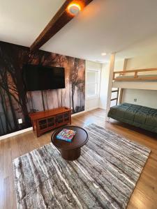 sala de estar con TV de pantalla plana y cama en Waterfront Lakehouse Getaway in Clinton, en Clinton