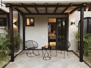 un patio con 2 sillas y una mesa en 4 Charming Suite King Rooms in Luxurious Boutique Hotel, en San José del Cabo