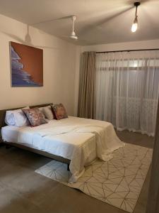 1 dormitorio con 1 cama grande en una habitación en Sultan Palace Beach Home- Ahsan, en Mombasa